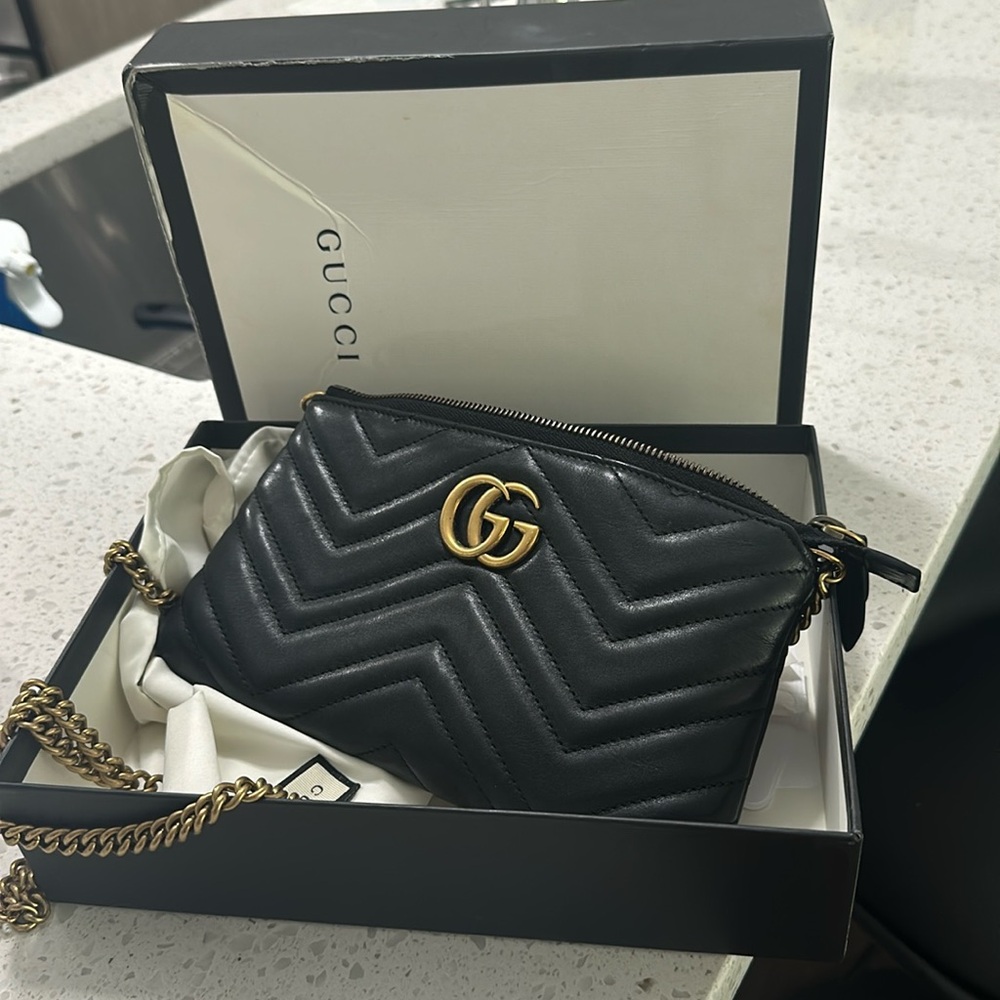 Gucci chain in mini bag